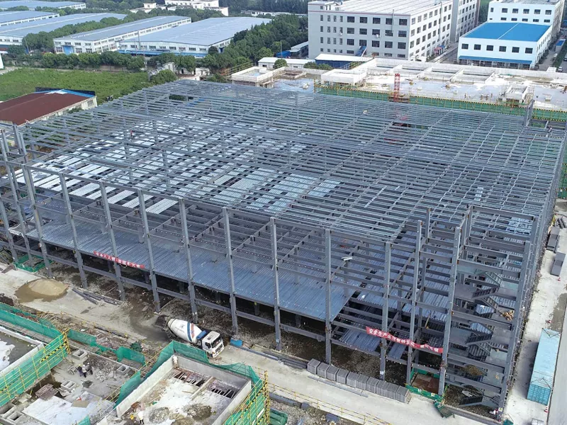 Ingurumena errespetatzen duten altzairu aurrefabrikatutako biltegiak